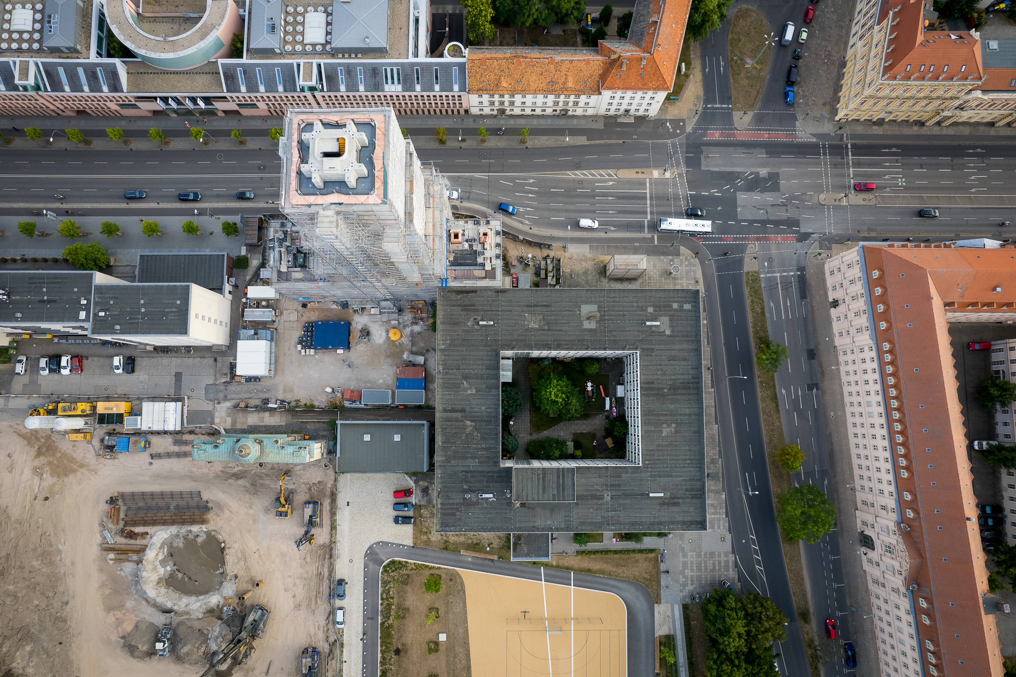 Blick von oben auf das Rechenzentrum und die Baustelle Turm Garnisonkirche