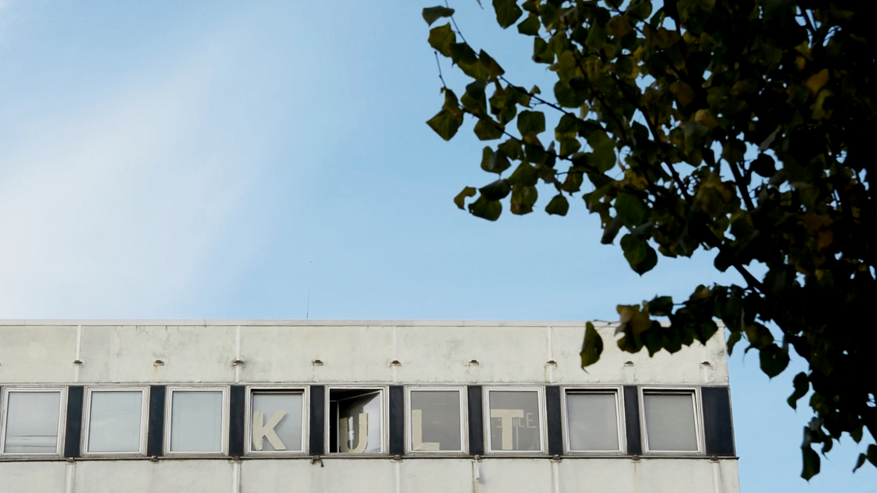 Ein Foto der obersten RZ-Etage, in den Fenstern sind Buchstaben, die das Wort "Kult" ergeben
