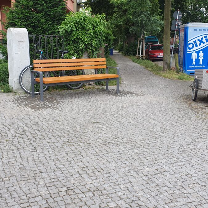 Nansenstraße Potsdam mit Sitzbank