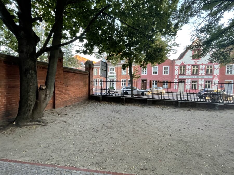 Ein Foto des Schulhofs des Potsdamer Helmholtz-Gymnasiums: ein Areal mit grauem Belag und ohne Sitzflächen