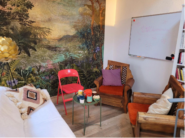 Ein Foto des Praxisraums der Sexologin Anne Brandt: es dominieren Holz und warme Farben