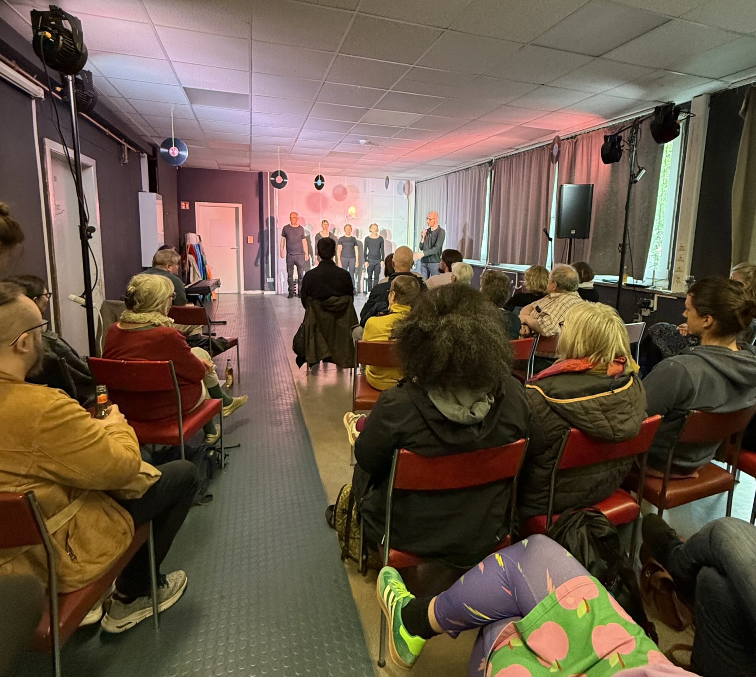 Blick aus dem Publikum auf die Theateraufführung