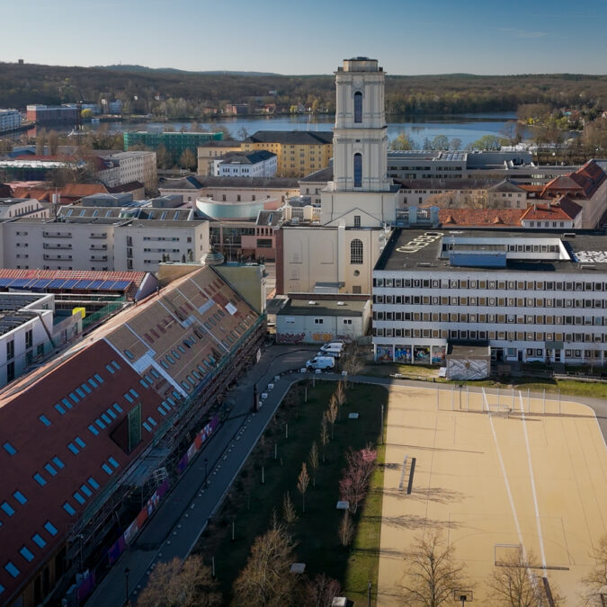 Eine Luftaufnahme von Plantage und Rechenzentrum