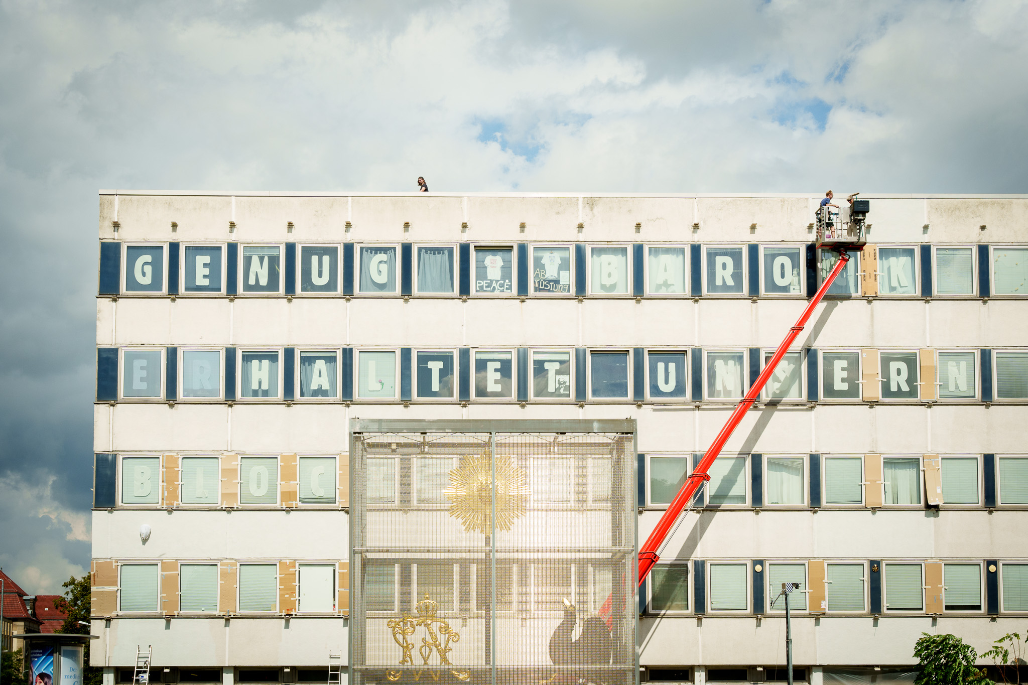 Ein Foto der Fassade des Rechenzentrums. Die Buchstaben in den Fenstern sagen: