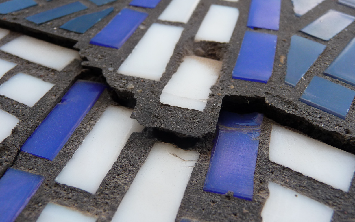 Eine Nahaufnahme der weißen und blauen Mosaiksteinchen aus Tafel 5